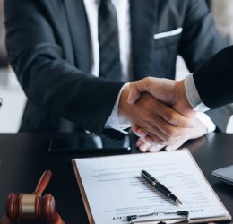 lawyer-and-client-shake-hands-after-winning-a-laws-YXT2XTT.jpg