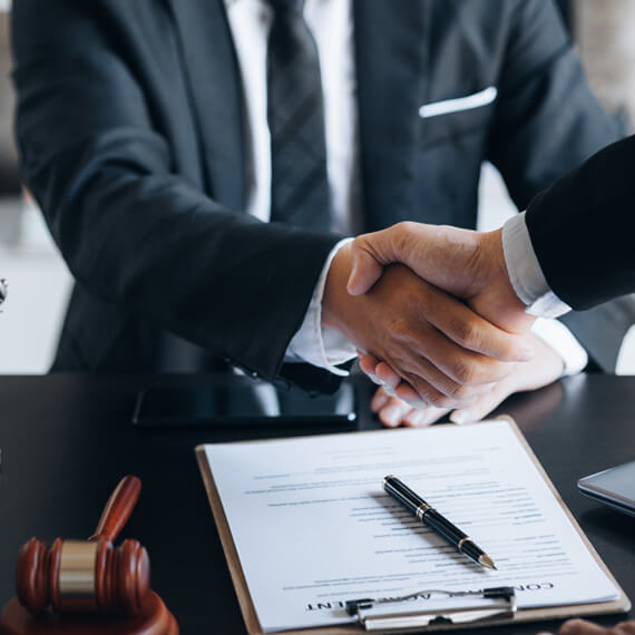 lawyer-and-client-shake-hands-after-winning-a-laws-YXT2XTT.jpg